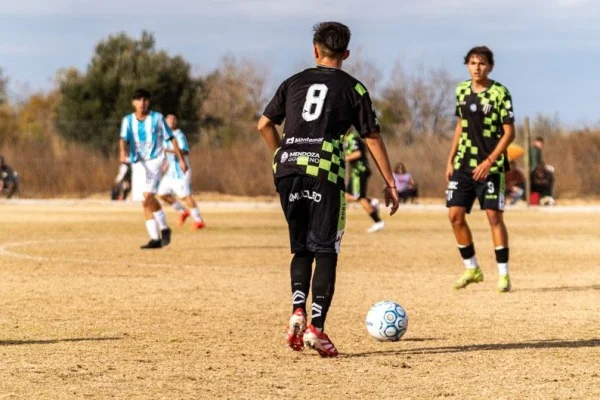 soccer midfield pass